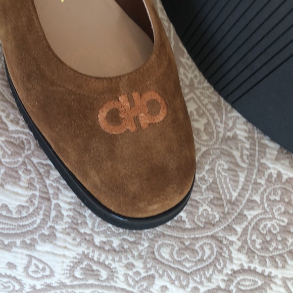 Salvatore Ferragamo 7.5 suede logo wedge NEW - Picture 4 of 4